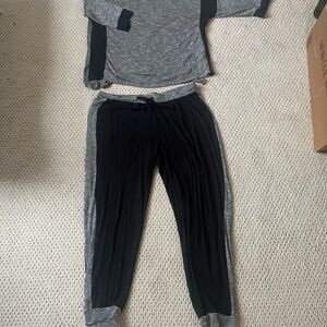 Simply Vera Vera Wang Black and Gray women’s joggers set